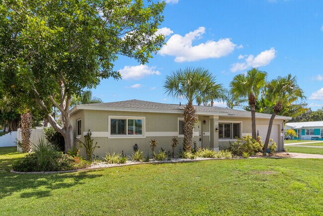 Foto del edificio - NEWLY RENOVATED Home For Rent in St Pete!