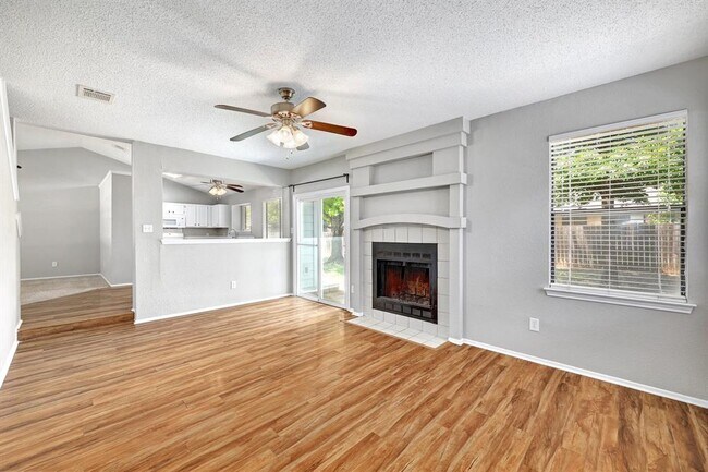 Building Photo - 2102 Bluebonnet Dr