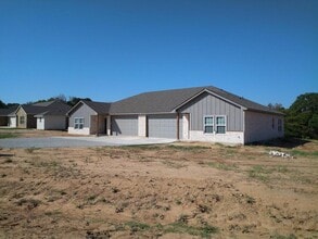 Building Photo - 484 Sandy Beach Rd