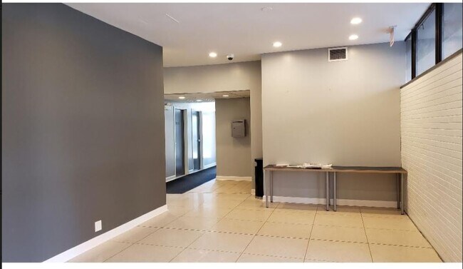 Building Photo - 345 E Eastgate Pl