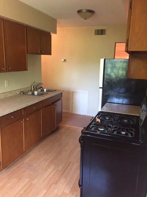 Kitchen - 5747 Glenwood Ave