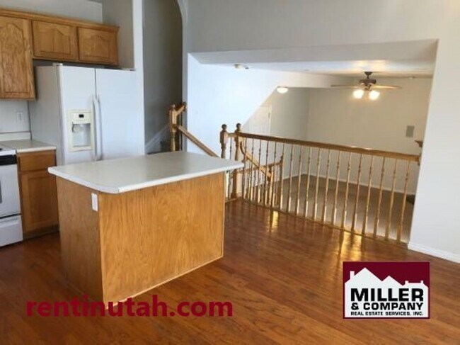 Foto del edificio - Former Model home in Layton For Rent!