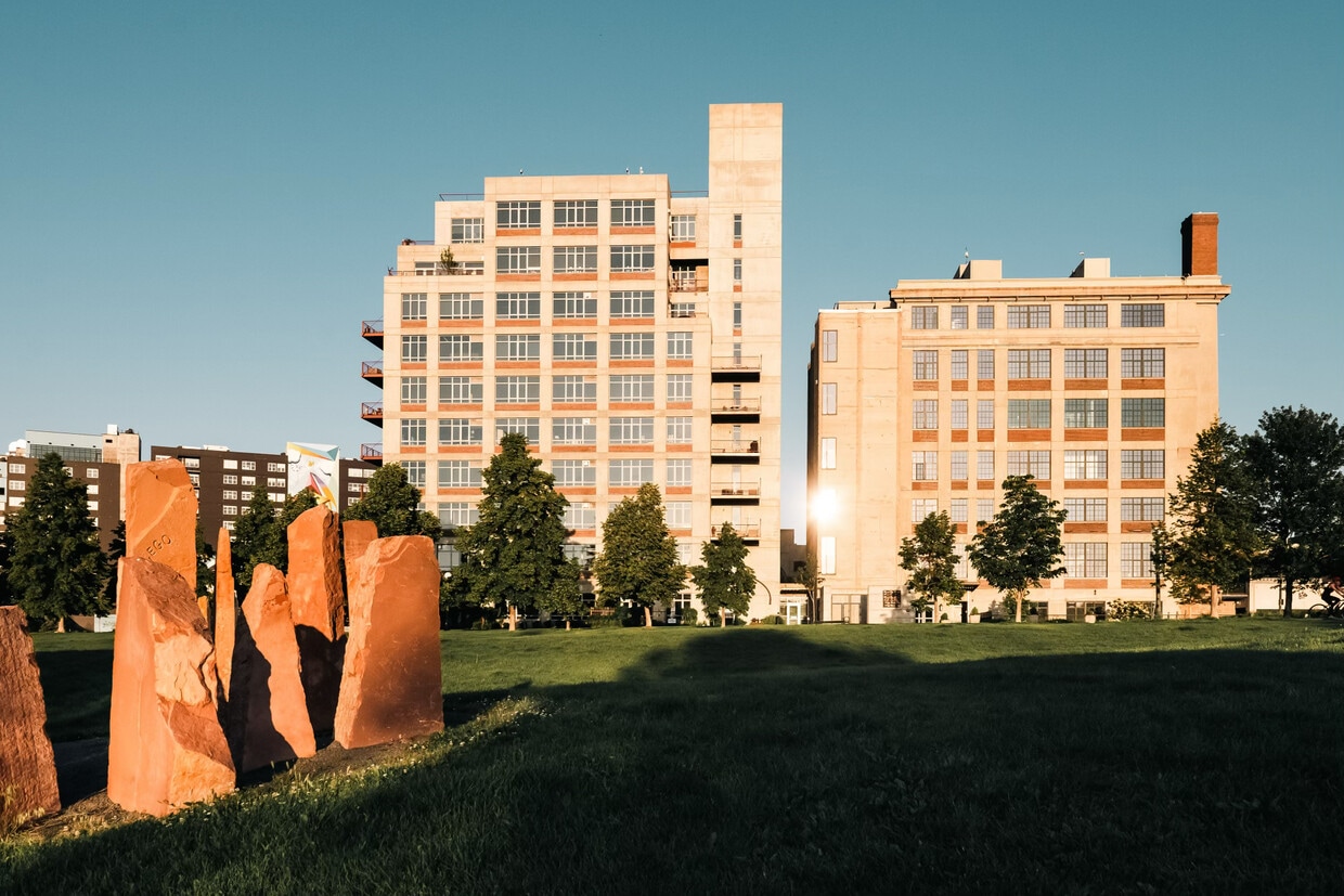 Primary Photo - 2000 Little Raven St