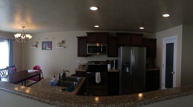 Building Photo - Suncrest Townhome for Rent- Great Price!