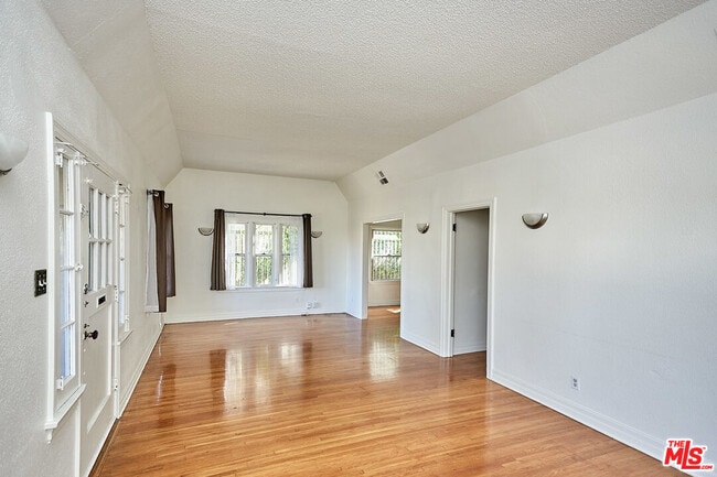 Foto del edificio - 1253 Keniston Ave