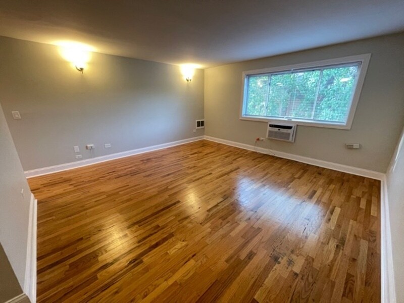 Foto principal - 517 S Milwaukee Ave