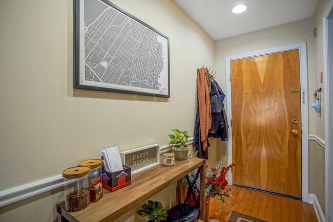 Foto del edificio - 711 Clinton St