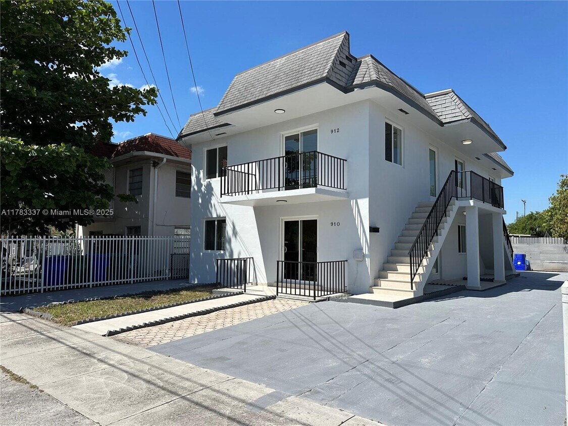 Foto principal - 910 NW 24th Ct