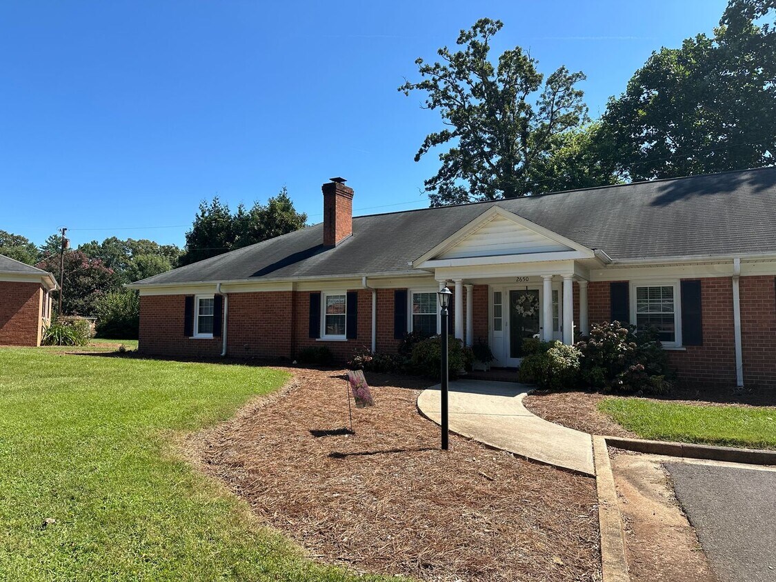 Primary Photo - 2650 Grosvenor Pl