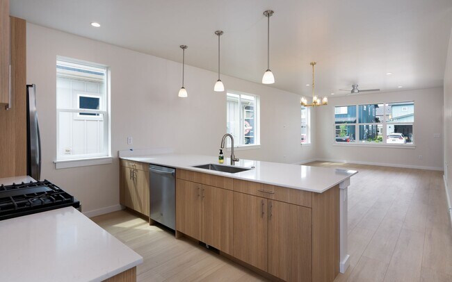 Building Photo - Stunning 4 bed, 3 bath - Corner Lot