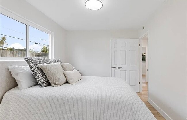 Building Photo - FOR RENT