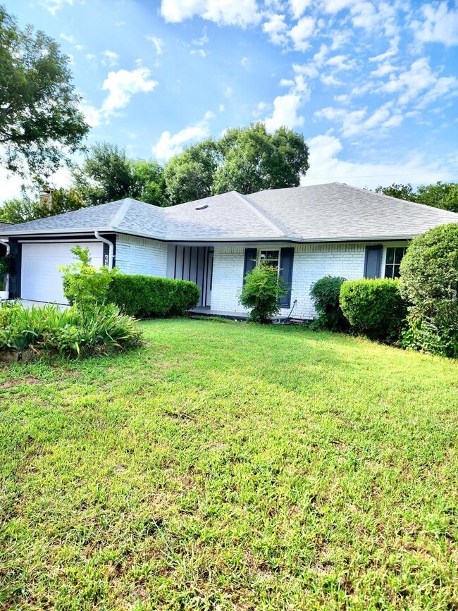 Building Photo - 651 Brookside Dr