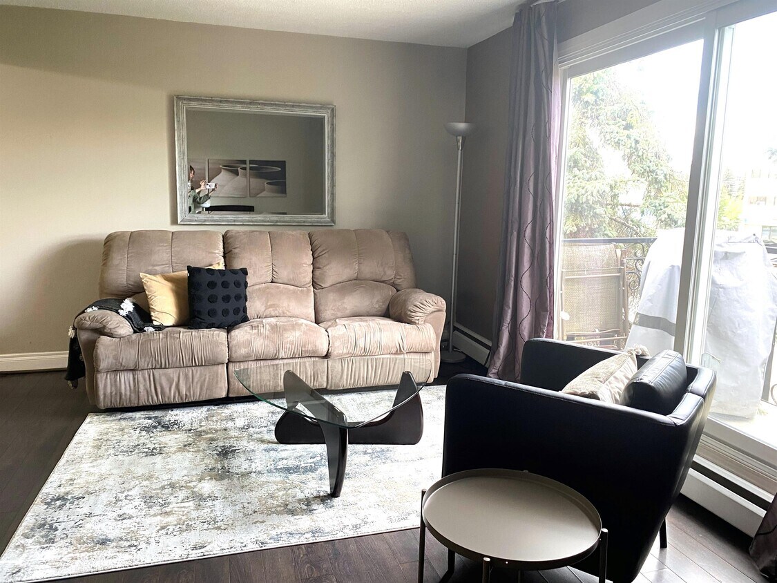 Photo principale - 7945-7945-82 82 Ave NW