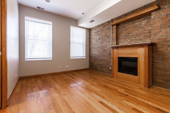 Building Photo - Stunningly Renovated 3BR/2BA Apartment in ...