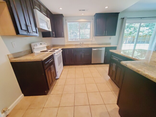 Kitchen - 5031 Moss Creek Cir