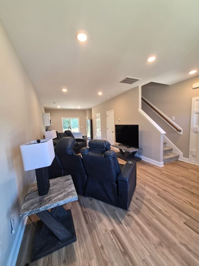 Foto del edificio - 187 Loren Rd