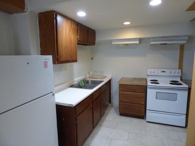 Building Photo - Downstairs 2 Bedroom/1 Bath Duplex in the ...