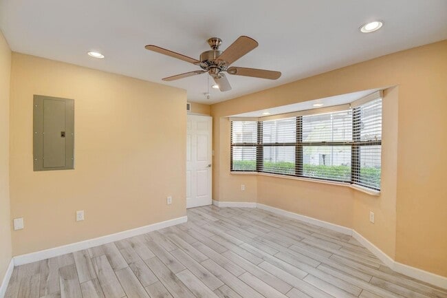 Building Photo - 1316 Date Palm Dr