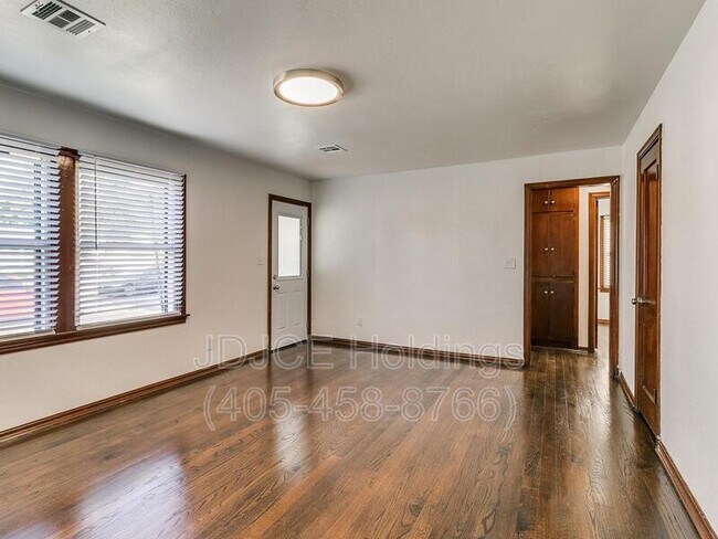 Foto del edificio - 204 E Douglas Dr