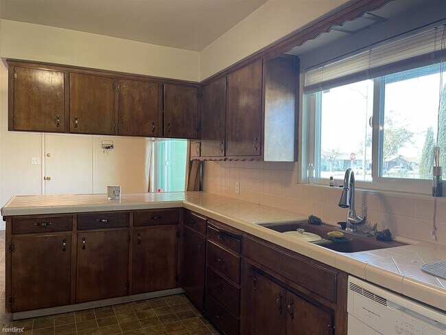 Foto del edificio - 3 br, 2 bath House - 1905 N Waukena Way