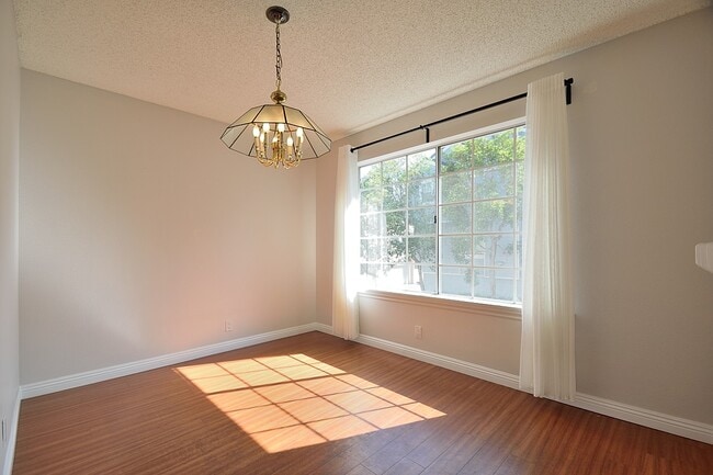Building Photo - 2800 Plaza del Amo