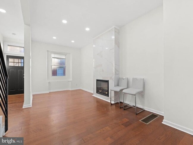 Building Photo - 2443 Nicholas St