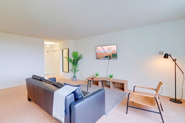 Building Photo - 1600 S Eads St