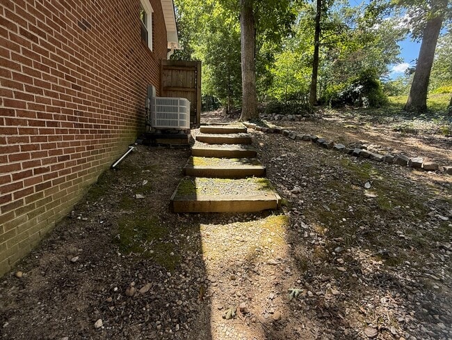 Building Photo - 327 Braehead Dr