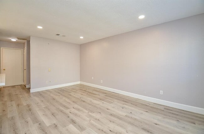 Building Photo - 2379 Briarwest Blvd