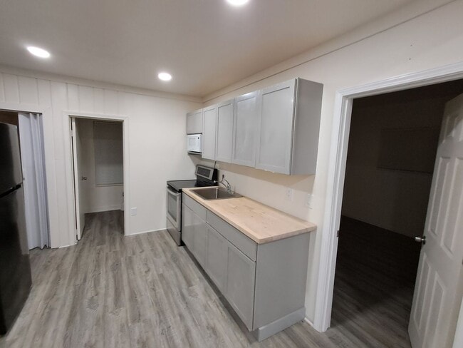 Building Photo - 2-bedroom, newly remodeled home on Flint's far east side