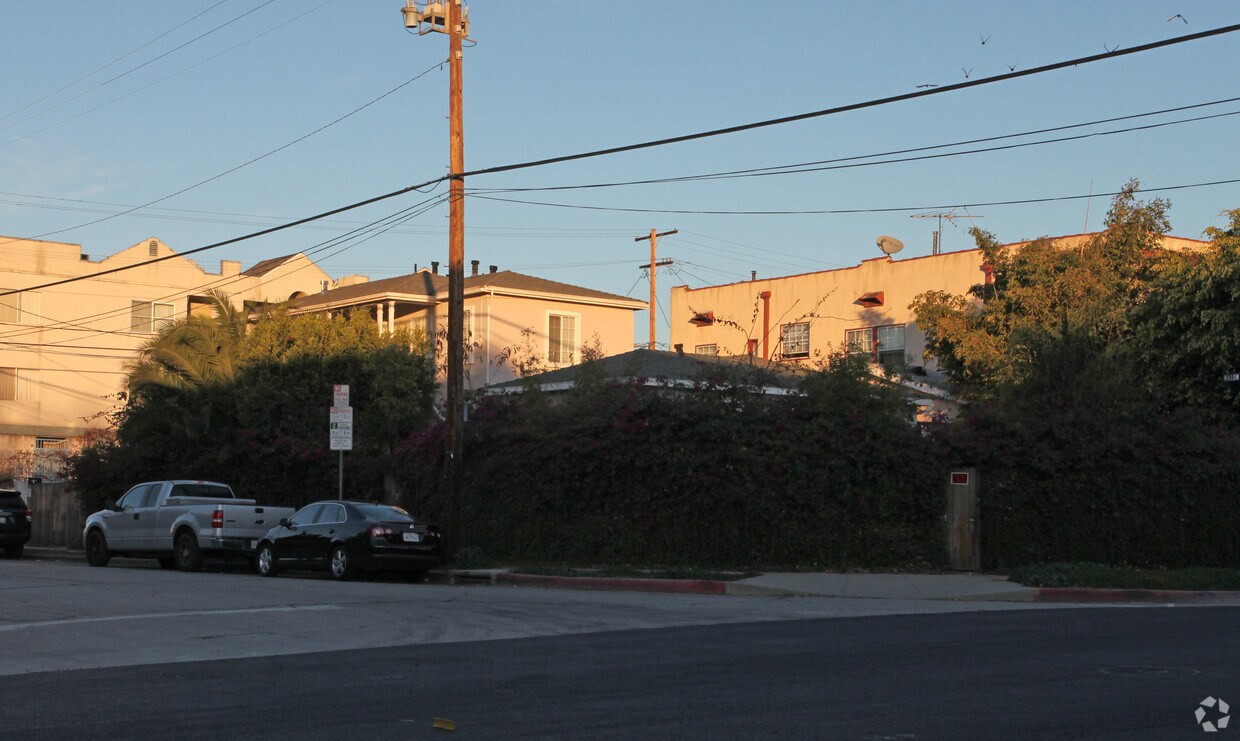 Building Photo - 1001 N Heliotrope Dr