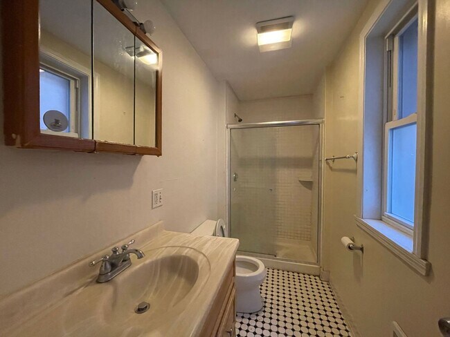 Foto del edificio - 4bd/2Ba with Separate Offices (or Storage Rooms) Attached to Bedrooms; Heat/Hot Water Included!