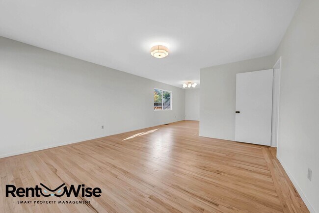 Foto del edificio - Present PM-Midtown Palo Alto Beauty-New Floors-Remodeled Bathrooms-Big Yard