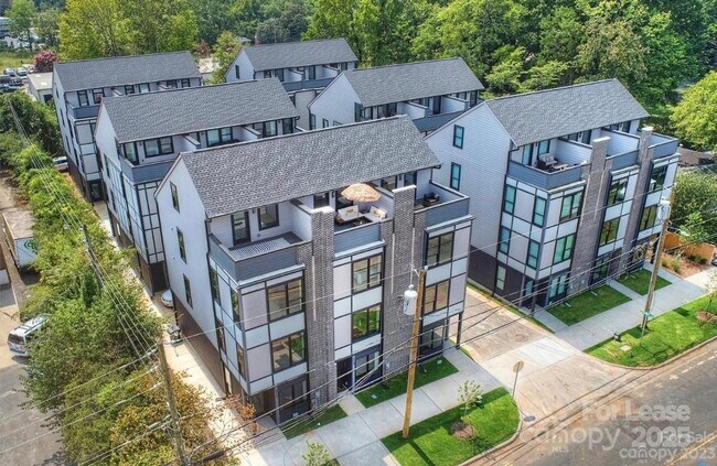 Foto del edificio - 215 Freeland Ln