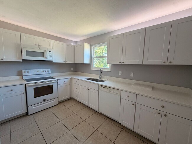 Building Photo - Move-In Ready 3/2 with Brand New Kitchen in Port Orange
