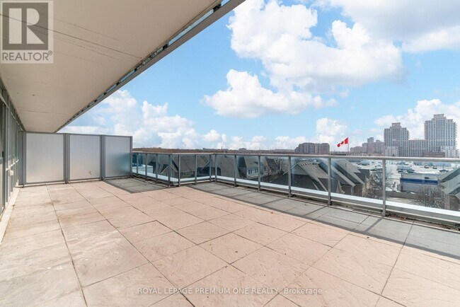 Building Photo - 9471 Yonge St