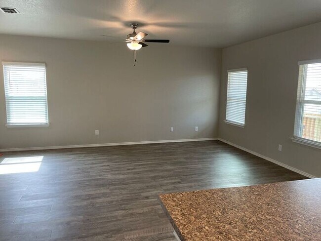 Foto del edificio - Available Now | Pet-Friendly 3-Bedroom, 2-Bath Home in Scott’s Hollow — Tour Today!