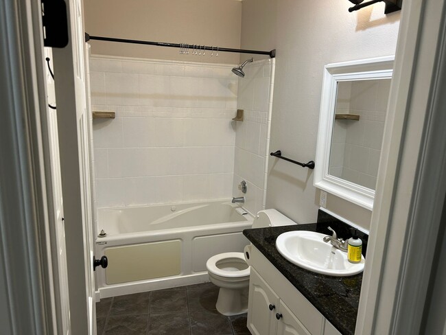 Building Photo - 1B, 1BA Modern Condo at Bokara By The Lake...