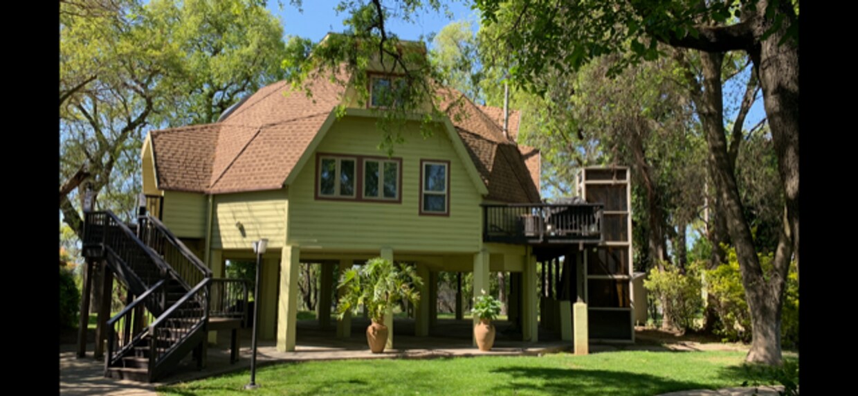 Foto principal - Amazing Garden Hwy Riverfront Home for Rent