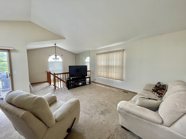 Building Photo - 614 Le Parc Cir