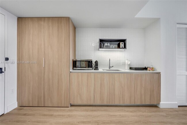 Building Photo - 601 NE 1st Ave