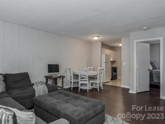 Foto del edificio - 2611 Holton Ave