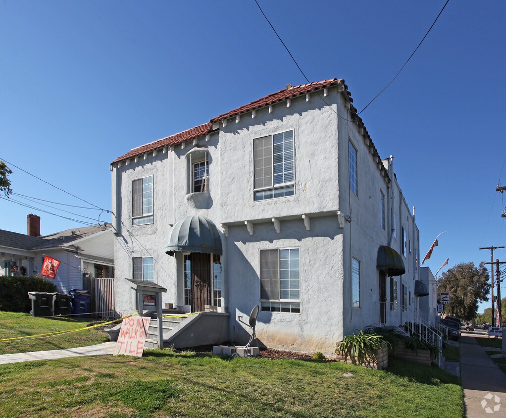 Building Photo - 402 Church Ave