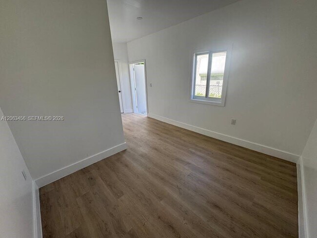Foto del edificio - 670 NE 166th St