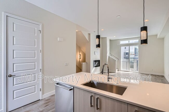 Building Photo - 3090 Wilson Ct