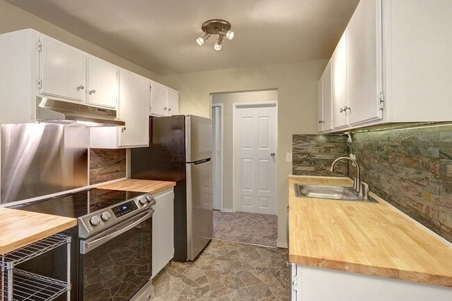Building Photo - Updated Lynnwood 1 BD 1BA