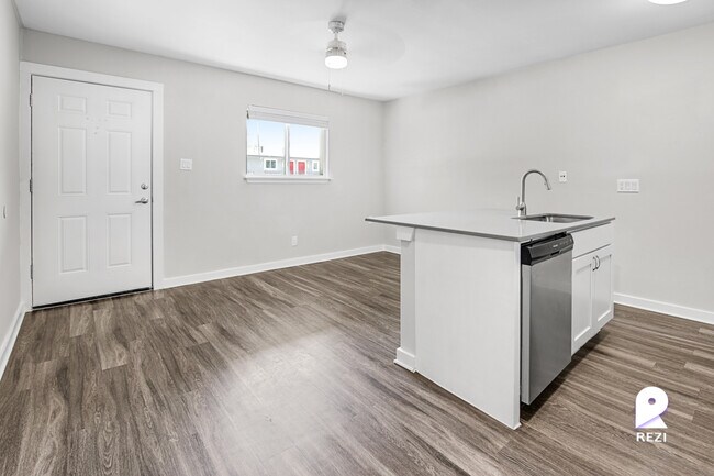 Building Photo - 902 Romeria Dr