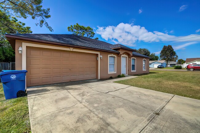 Building Photo - 4-bedroom, 2-bathroom POOL home