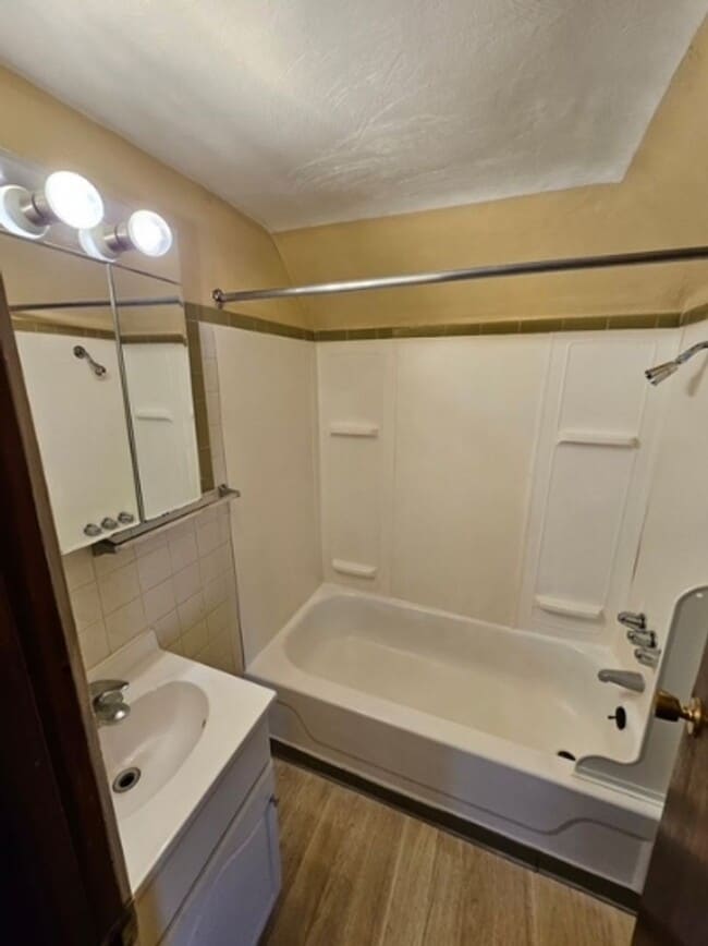 Building Photo - 546 Greenfield Ave