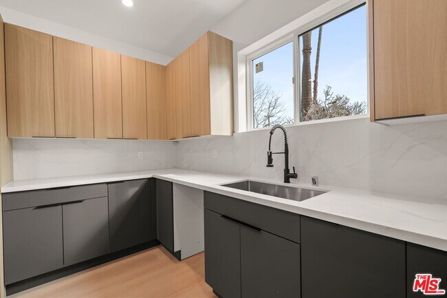 Foto del edificio - 913 N Hobart Blvd